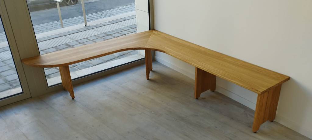 
Bureau d’angle sur mesure en bois, conçu pour s’intégrer parfaitement à l’espace.