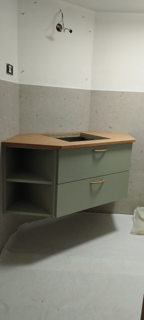 Meuble vasque sur mesure avec tiroirs, façade colorée et plan de travail en bois.