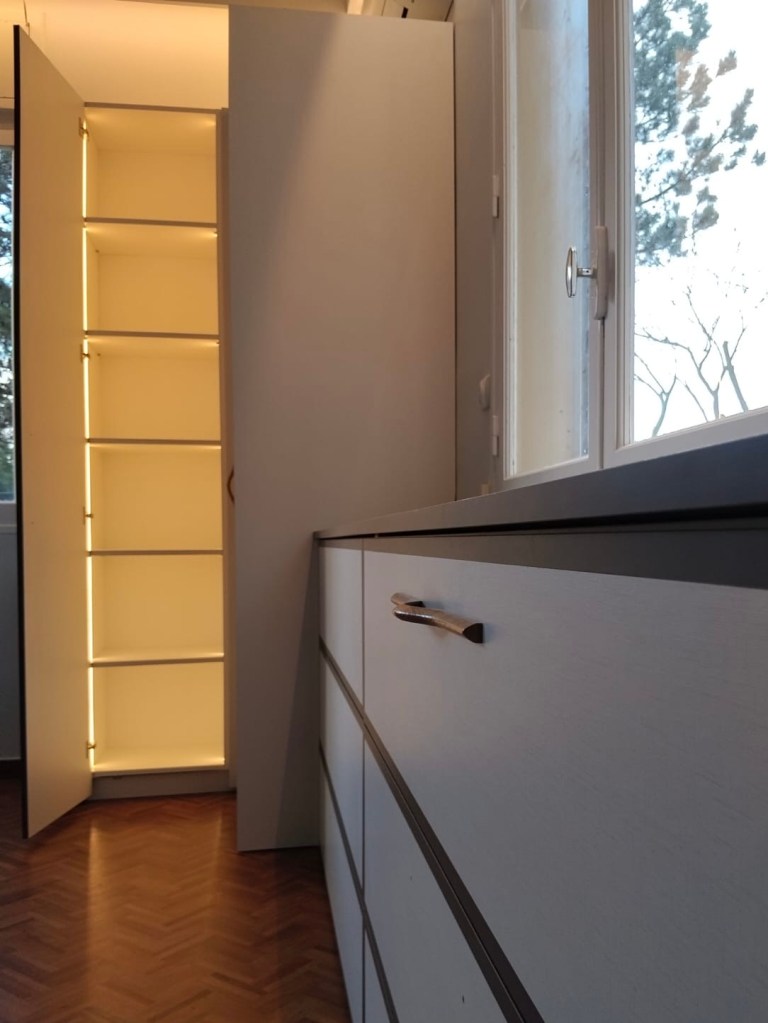 Meuble de rangement sur mesure avec tiroirs et finitions contemporaines éclairage led 