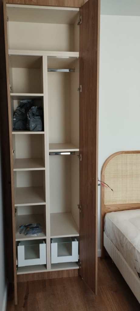 Dressing sur mesure avec étagères, penderie et paniers de rangement.