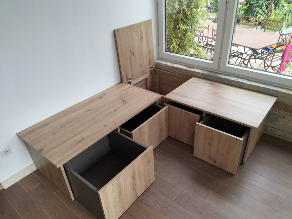 Banquette et rangements sur mesure en bois aménagés avec tiroirs coulissant