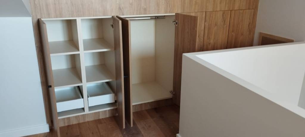 Intérieur de placard sur mesure avec penderie et espace de rangement toute hauteur sous toit.