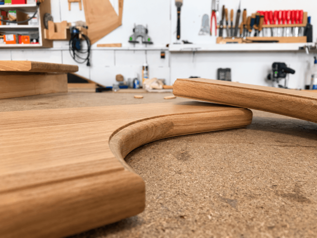 Détail d’une pièce en bois aux formes arrondies façonnée sur mesure moulures usinage.