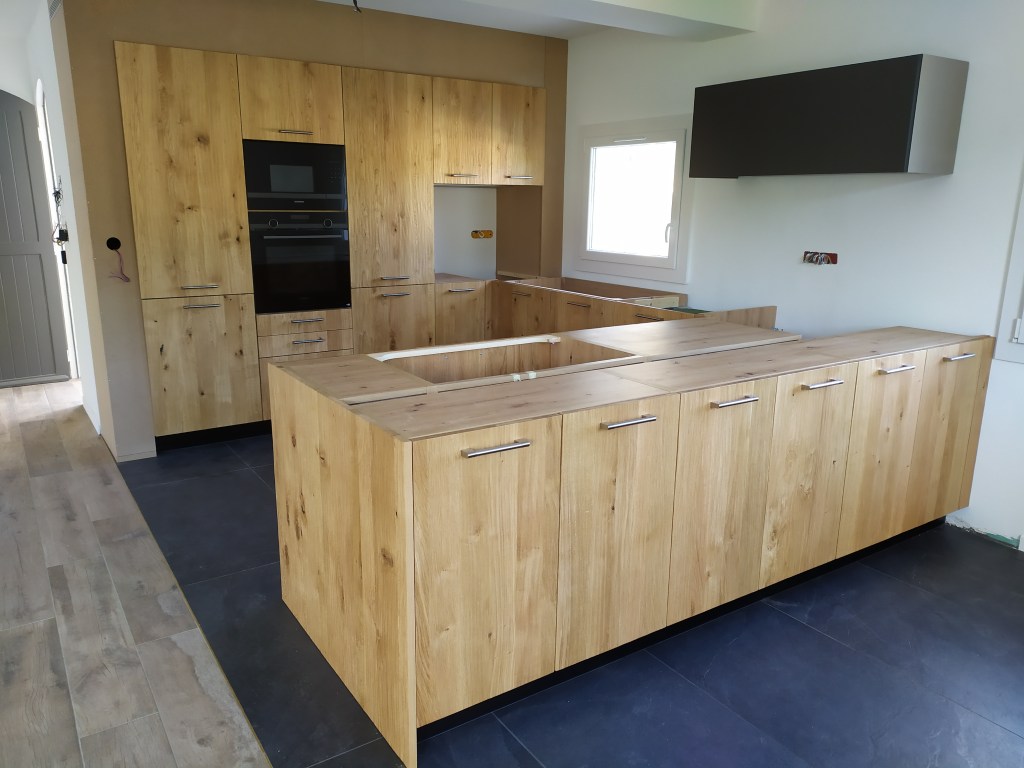 Cuisine sur mesure en bois clair avec îlot central, conçue et fabriquée par Les Sens du Bois 13.