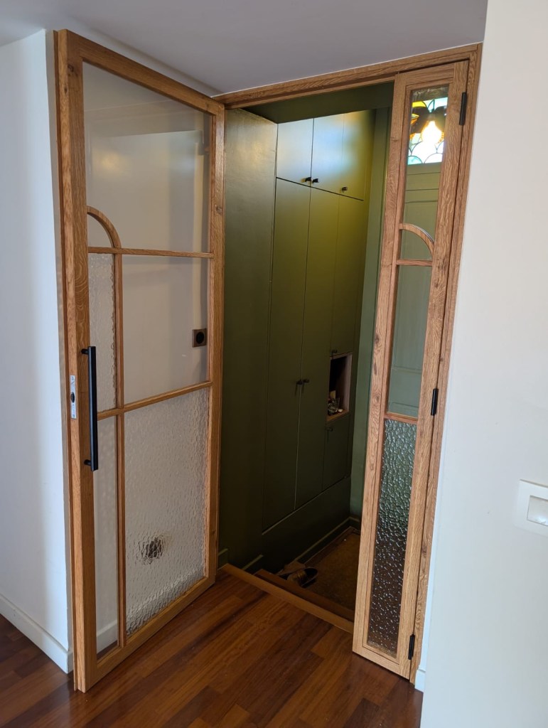 
porte et verrière en arche  sur mesure en bois avec vitrage.