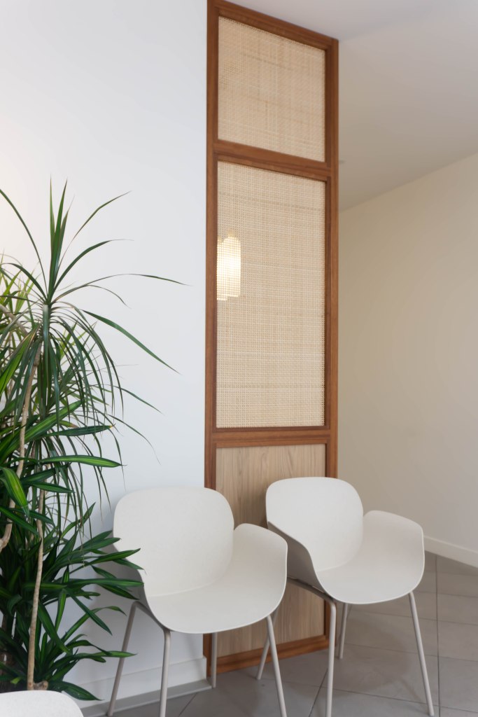 claustra en rafia Séparation sur mesure en bois entre deux espaces intérieurs.