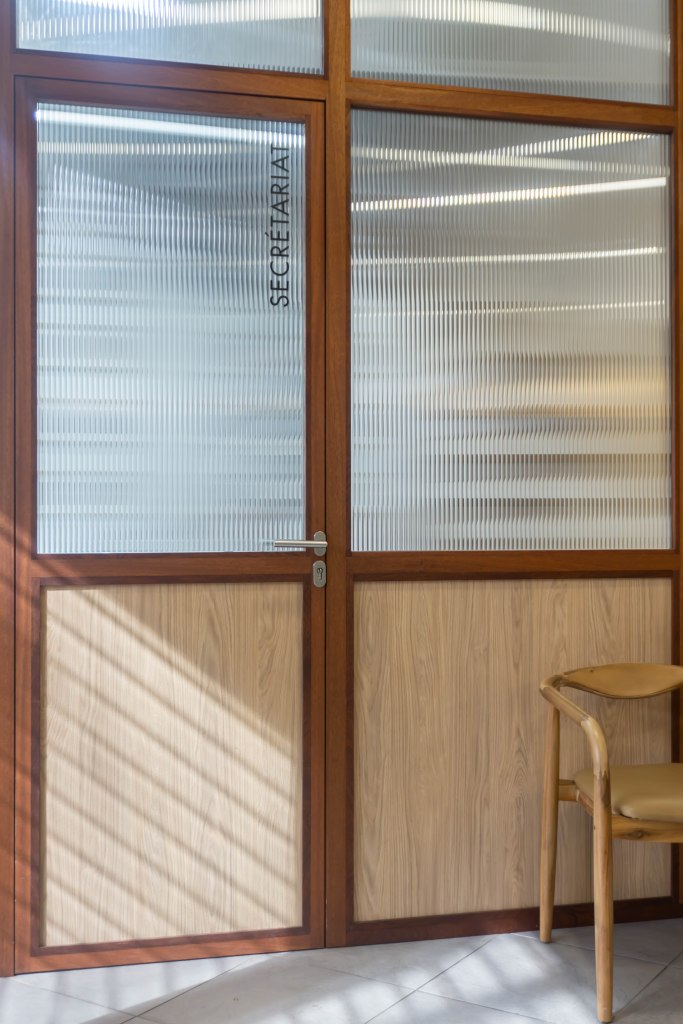 Verrière intérieure sur mesure en bois avec vitrage texturé.