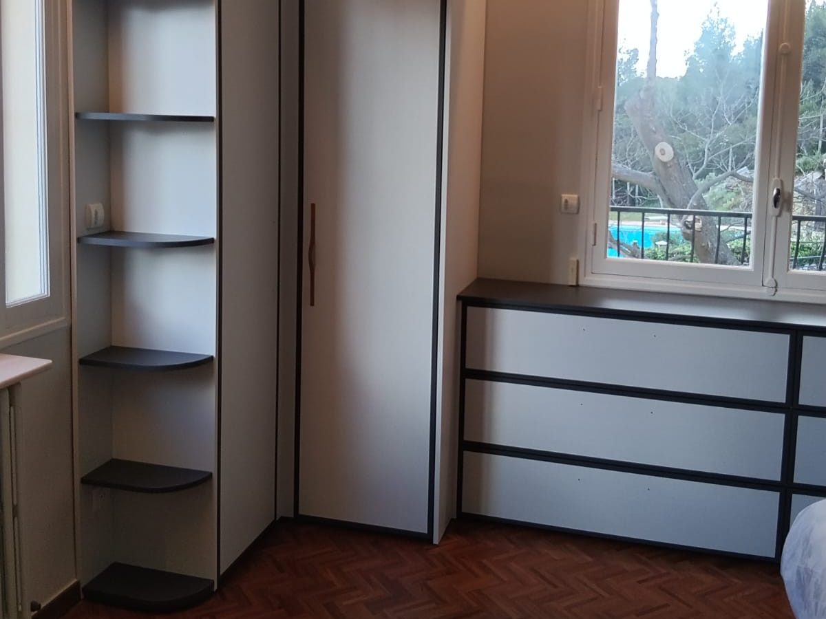 Dressing sur mesure avec rangements, penderie et tiroirs, réalisé par Les Sens du Bois 13.
Egger