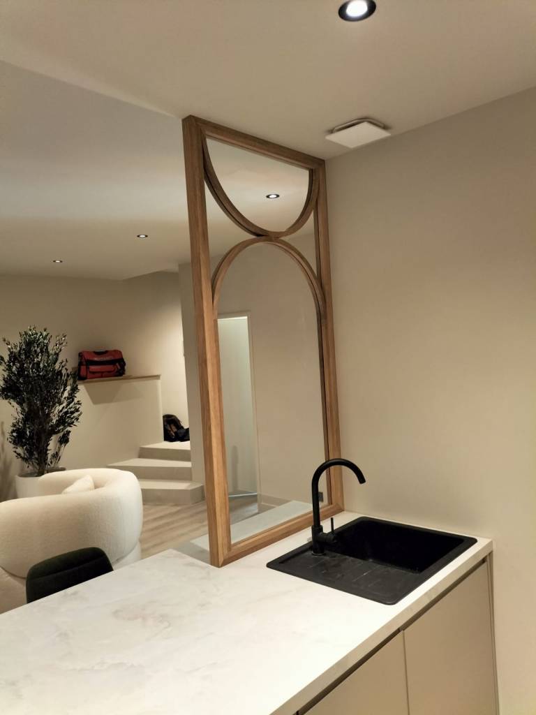 verriere de séparation sur mesure avec forme arrondie et finition en bois.