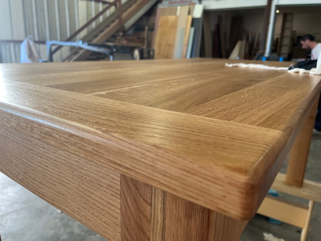Détail d’un mobilier sur mesure en chêne massif, fabriqué artisanalement dans l’atelier Les Sens du Bois 13.