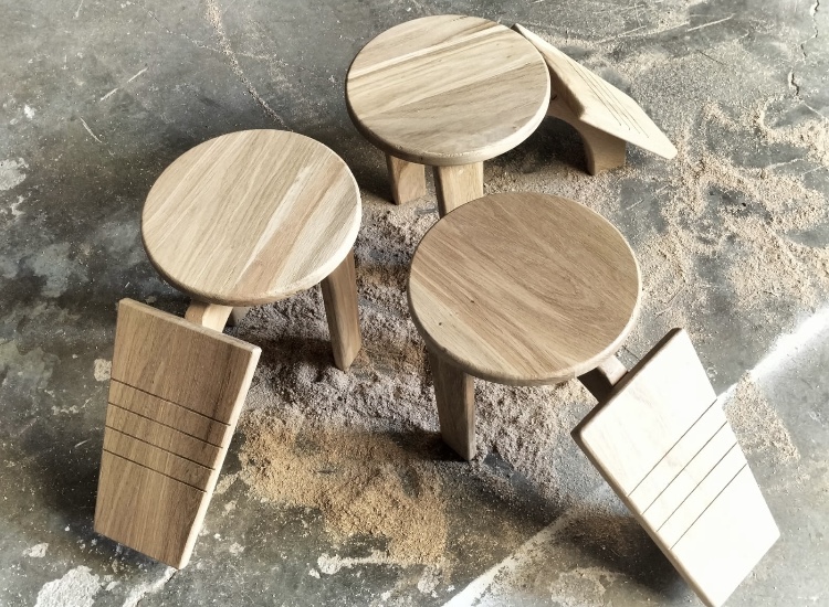 Lot de tabourets bas ronds en bois massif, réalisés sur mesure dans nos ateliers.