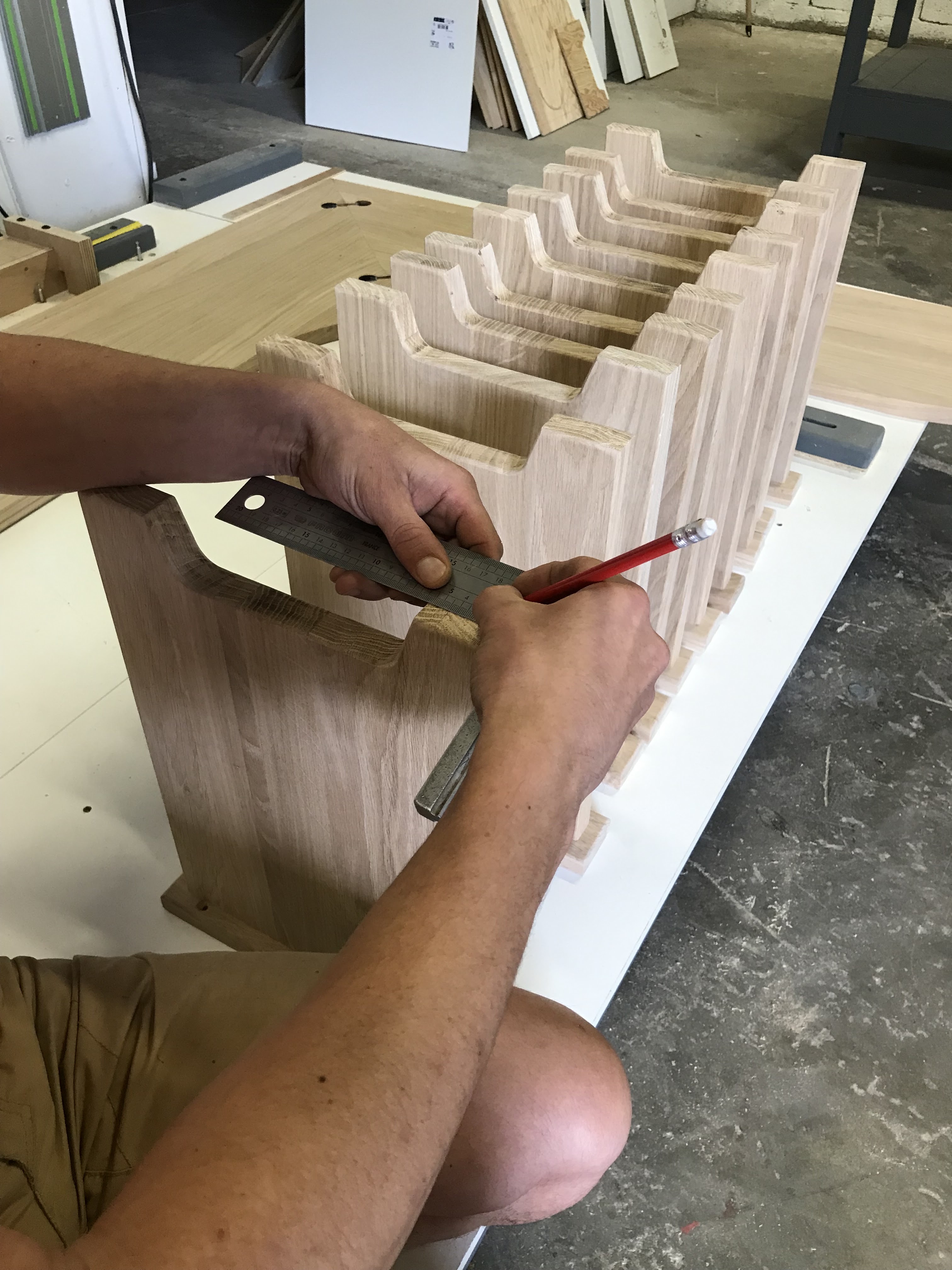 Traçage et ajustement de plusieurs éléments en bois fabriqués sur mesure.