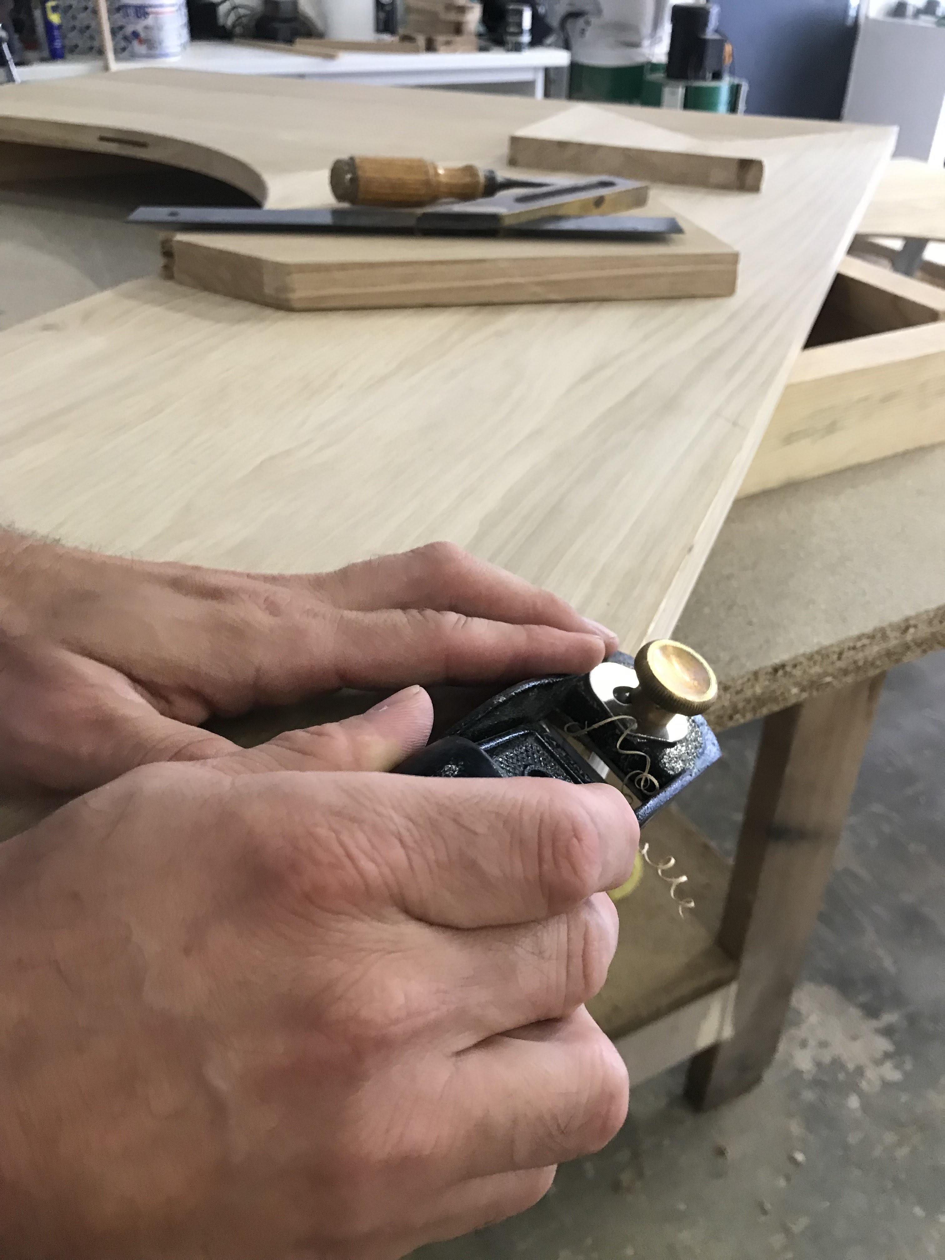 rabot de précision d’une pièce en bois pendant sa fabrication.