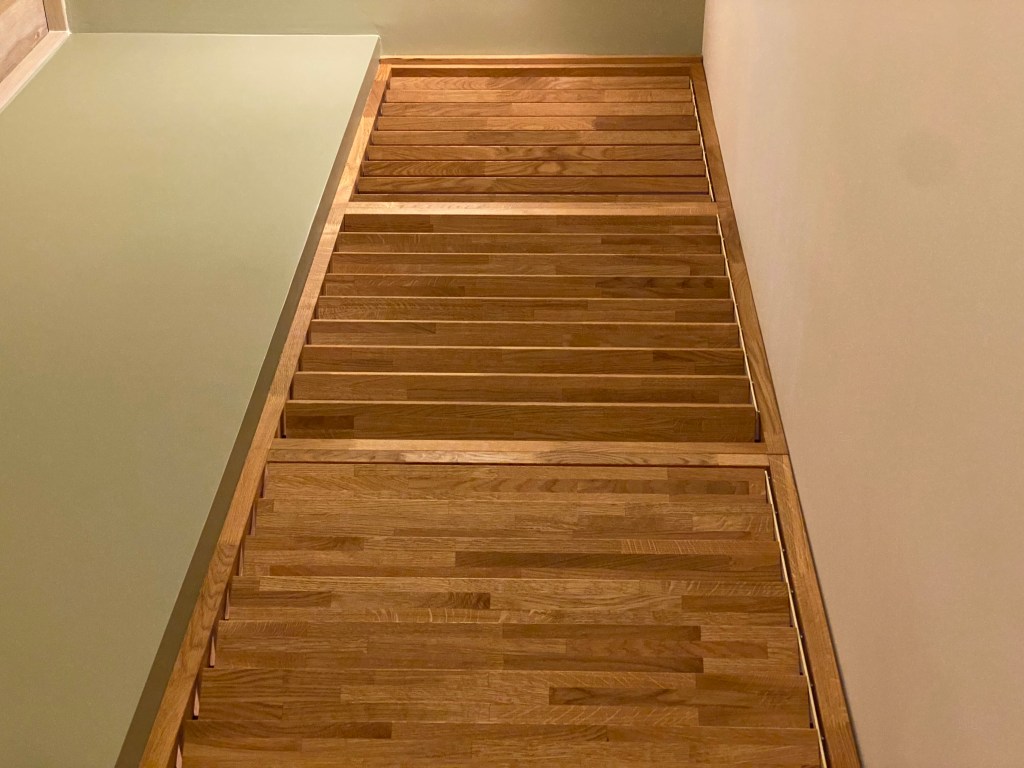 Escalier habillé de marches en bois massif réalisées sur mesure.