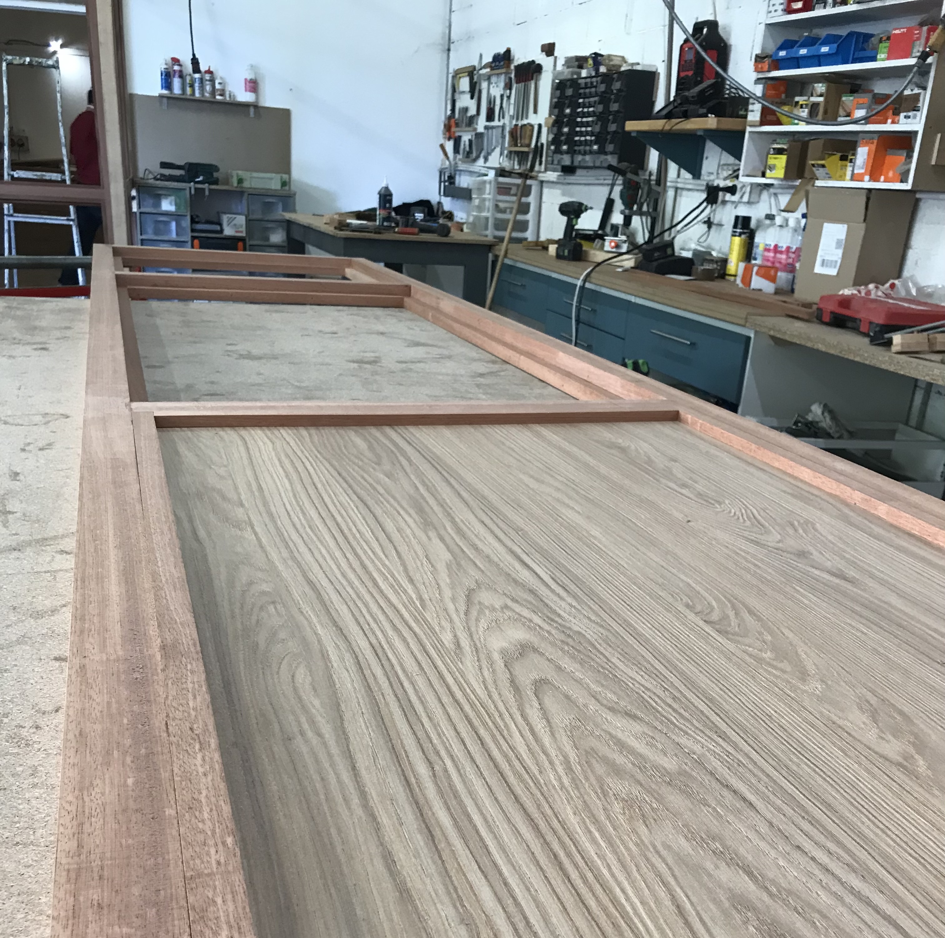 Fabrication d’un panneau en bois sur établi dans l’atelier de menuiserie.
