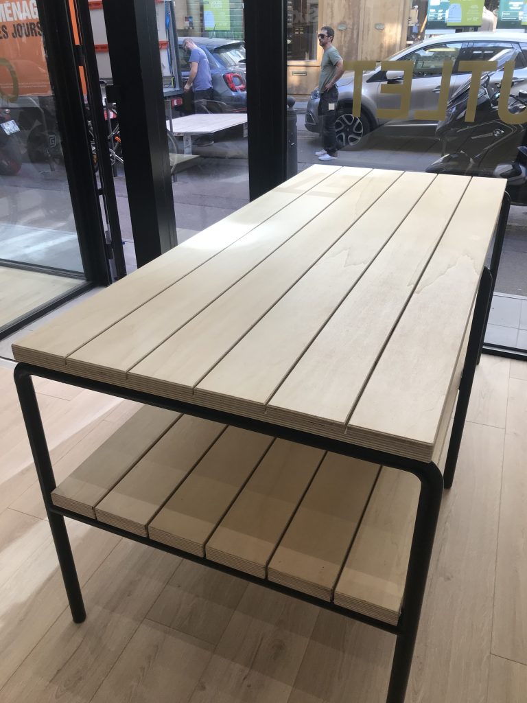 Table sur mesure en bois et structure métal noir, réalisée dans un style contemporain.
