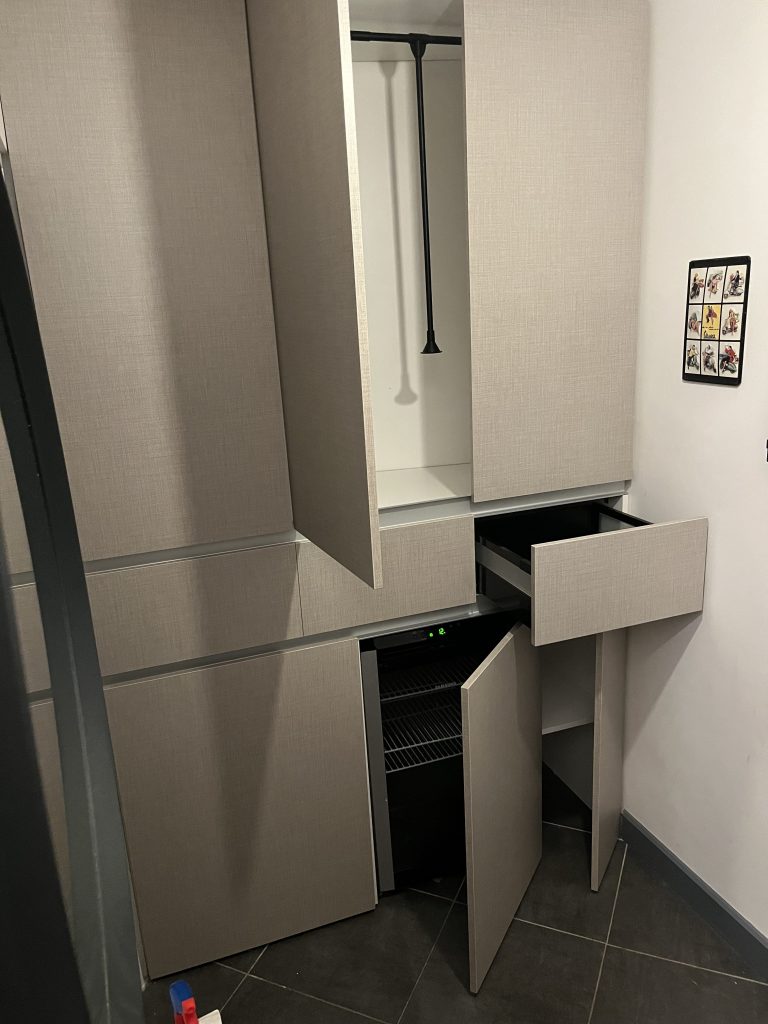 Agencement intérieur sur mesure avec placards blancs et niches de rangement.