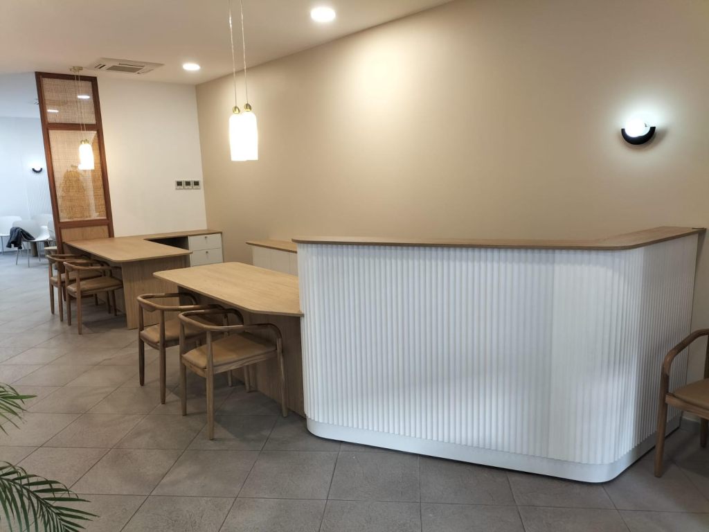 Aménagement intérieur avec meuble sur mesure et comptoir aux lignes arrondies.