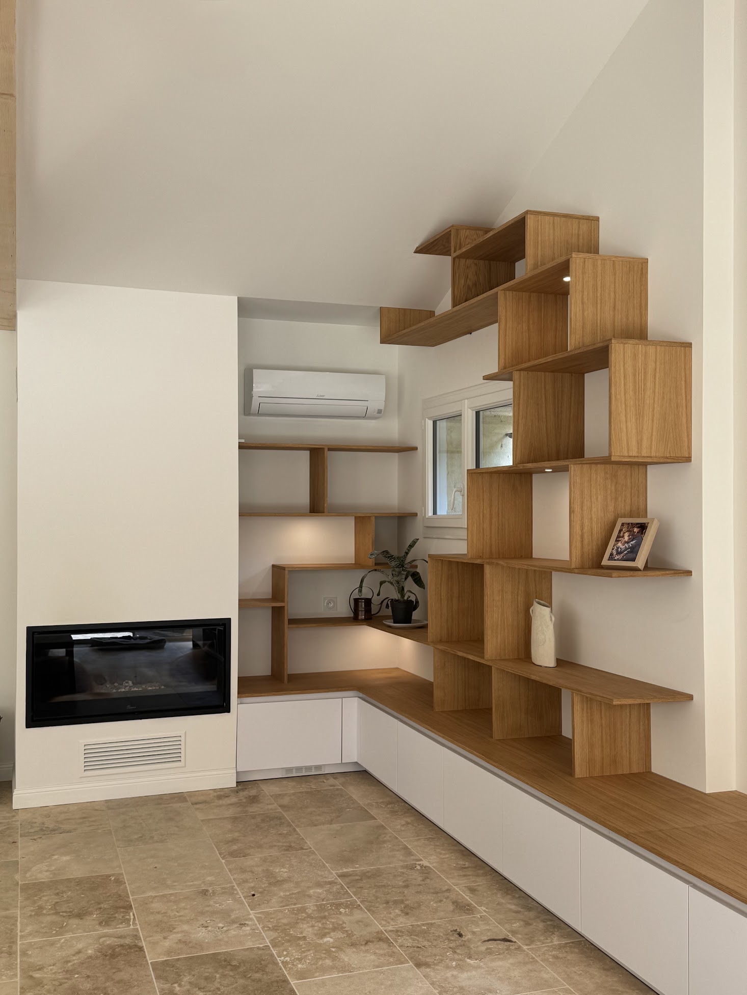 Agencement intérieur sur mesure en bois avec bibliothèque, banquette et rangements intégrés.etagères suspendue eclairage spot 